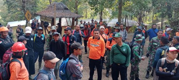 PUDAM KARANGANYARA TERJUNKAN TIM PEMADAM ATASI KARHUTLA GUNUNG LAWU YANG SEMAKIN MELUAS