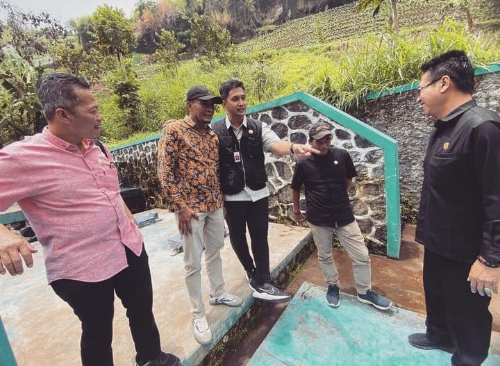 PEMANTAUAN DAN PENGECEKAN SUMBER MATA AIR PANCOT TAWANGMANGU OLEH DPRD KOMISI B